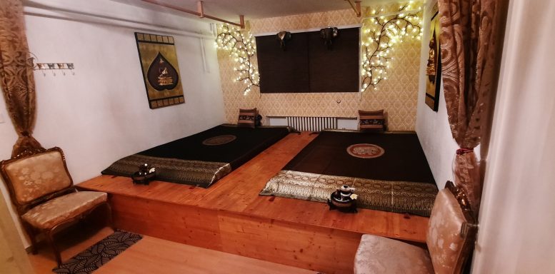 Ein geschmackvoll eingerichteter Raum mit zwei Tatami-Plätzen und gemütlichen Sitzgelegenheiten.