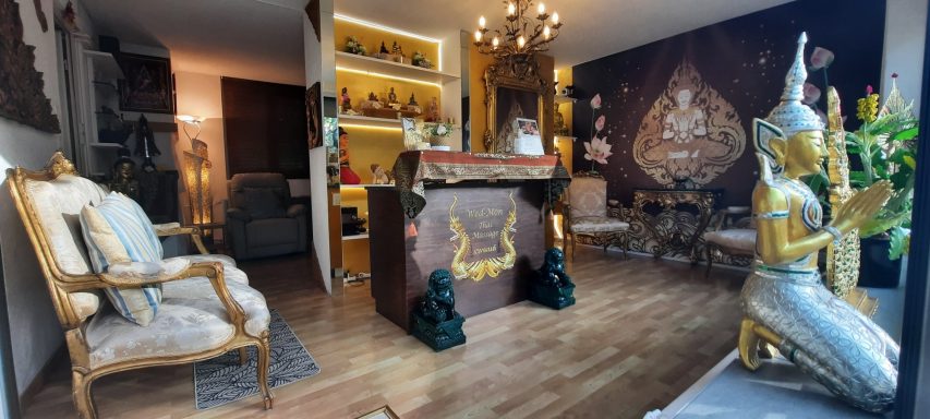 Erholsamer Empfangsbereich mit elegantem Dekor und Buddha-Statuen.