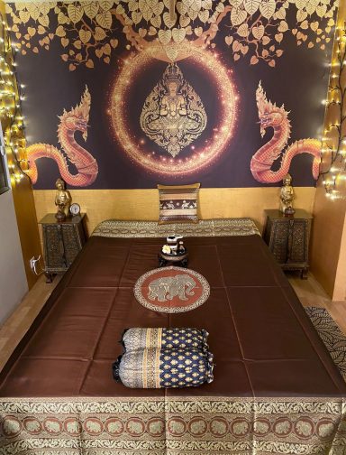 Traditionell eingerichtetes Zimmer mit dekorativem Wandbild und sanfter Beleuchtung.